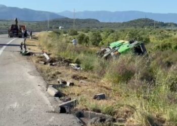 Aksident i trefishtë ne autostrade, autoboti del nga rruga! Ka të pIagosur, ja gjendja.