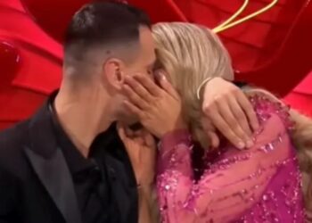 Reagojnë familjarët e Mateos dhe Brikenës pas puthjes së parë mes tyre