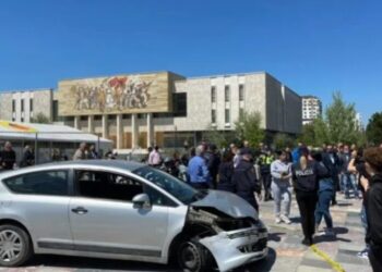 Qytetarë të trembur, njerëz që vrapojnë dhe të frikësuar…/Makina futet me shpejtësi në Sheshin Skenderbe, ja cfarë  ndodhi