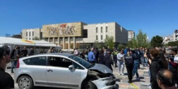 Qytetarë të trembur, njerëz që vrapojnë dhe të frikësuar…/Makina futet me shpejtësi në Sheshin Skenderbe, ja cfarë  ndodhi