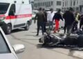 Aksident TR0NDITES në mes të Tiranës! Makina merr përpara motorin, një efektiv policie…