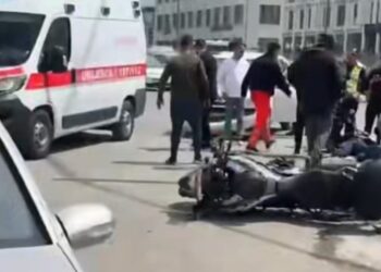 Aksident TR0NDITES në mes të Tiranës! Makina merr përpara motorin, një efektiv policie…