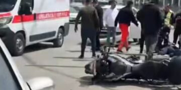 Aksident TR0NDITES në mes të Tiranës! Makina merr përpara motorin, një efektiv policie…