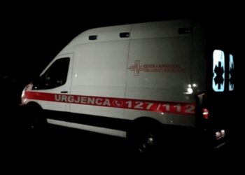 Gjendet i pajetë në mes të rrugës mësuesi në Shqiperi, dyshohet se pësoi infarkt