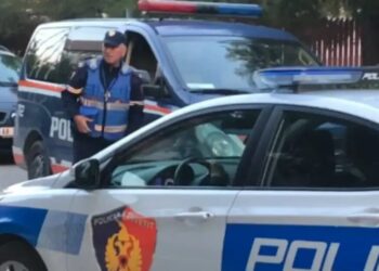 Sulmohet fizikisht politikani në Shqipëri, i thyen këmbët dhe ia prenë veshin