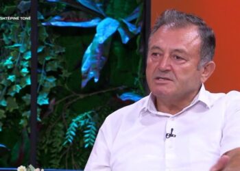 Këmbë që djegin, mpihen apo shpojnë, ja çfarë paralajmërojnë për trupin tuaj! Njihuni me shkaqet dhe metodat si mund t’i kuroni