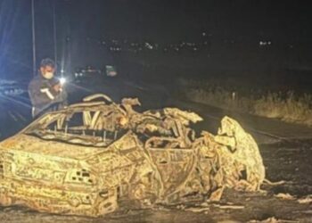 AKSIDENT I FRIKSHEM! Kamioni përplaset me BMW-në, makina shp*rthen në FLAKË, katër persona ndërrojnë jetë në vend