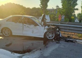 E FUNDIT! Aksident në Rapëz të Lushnjës! Një rimorkë dhe zetor përplasin taksinë, disa persona të lënduar