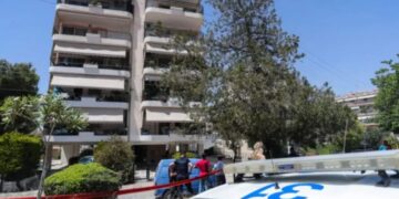 Ngjarje tragjike!  Në stres nga presioni i provimeve të maturës, dy vajza hidhen nga pallati…