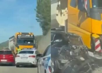 Aksident i frikshëm! Makina përplaset me kamionin, plagoset shoferja dhe një fëmijë