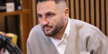Bes Kallaku shfaqet për herë të parë krah partneres dhe nënës së tij (Foto)