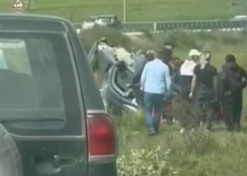 Aksident i rëndë, makina del nga rruga dhe bie nga lartësia, raportohet per babain dhe dy vajzat e mitura!