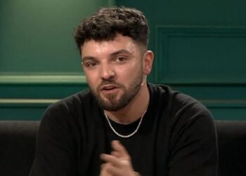 ‘Përjetova tmerrin…’ Olsi Bylyku sheh vd*kjen me sy ‘/Avioni ku po udhëtonte u g*dit nga rrufeja