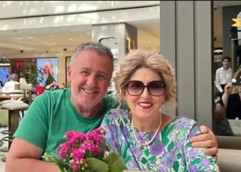 “Që nga humbja e nënës, çdo ditë është një pikëllim i madh”, e bija e Agron Llakajt: Postimet e babit nuk janë të hiperbolizuara, shkon çdo ditë tek varri me lule