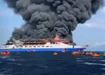 Video/ Tmerr në det! Anija shpërthen në flakë, 280 pasagjerë hidhen në ujë! 5 të vdekur
