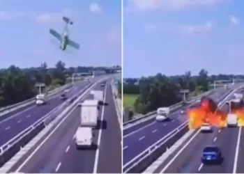 Video tronditëse, avioni rrëzohet në mes të autostradës në Itali, dy të vd*kur