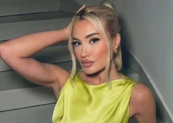 “U mërzita, pastaj u kujtova sa e bukur jam” Dea Michele provokon fansat, e veshur me bikini influencerja nuk i le vend imagjinatës