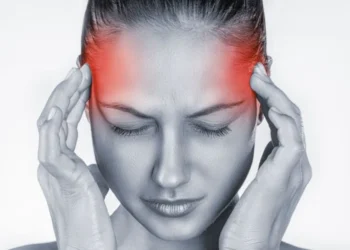 Jo menjëherë ilaçe, ja 6 ushqime që ndihmojnë në lehtësimin e dhimbjes së kokës