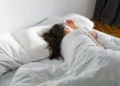 6 gabimet që ju shëndoshin shumë nëse i bëni para se të flini