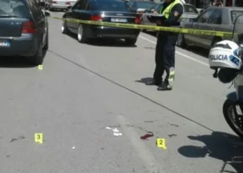 Korriku nis me ngjarje të rënda! Bie nga pallati, humb jetën një person në Tiranë!