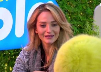 Ndodh e PAPRITURA: Selin puth në buzë… (Video)