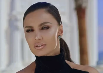 Genta Ismajli është kjo? E mbani mend këngëtaren e njohur, nuk e merrni me mend ndryshimin DRASTIK që ka pësuar!