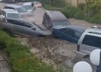 Stuhia bënë NAMIN në këtë vend të Ballkanit! 3 persona të vd*kur, uji merr para makinat në rrugë