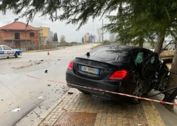 Aksident i rëndë në vend! Dy makina bëhen copash, raportohet se 3 persona…