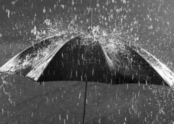 Mot i paqendrueshëm! Reshjet e shiut mbërthejnë vendin, pas orëve të mesditës pritet…