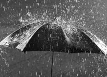 Përkeqësohen kushtet atmosferike! Rrebeshet nuk do të ndalen, ja cfarë do ndodh me temperaturat në vazhdim