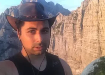 Vr*u dhe c*pëtoi të birin së bashku me nusen, 62 vjecarja rrëfen detaje se si e kryu kr*min tronditës!