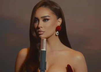 Virale në rrjet/ Xhensilës i ndodh e papritura në mes të koncertit, bërtet me të madhe