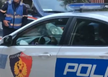 Gjendet në Tiranë-Durrës makina e braktisur me 9 fëmijë brenda, ja cfarë ka ndodhur!