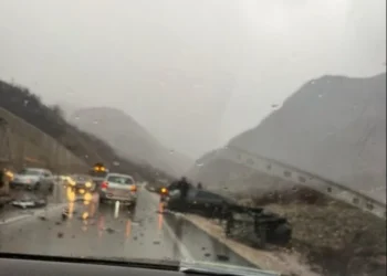 Aksident i frikshëm në vend! Kamioni përpIas makinën, mjeti ndahet në dysh, disa persona të…