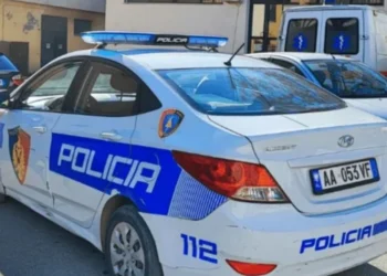 Ngjarje e pazakontë  në vend! Gjendet një automjet i braktisur me 9 fëmijë brenda, ja cfarë dyshohet