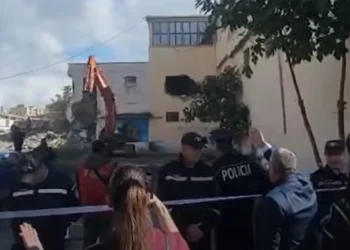 ‘Ka fëmijë brenda o kafshë…’ Tmerr në Tiranë! Fadromat gati të rrafshojnë kopshtin, banoret te revoltuar