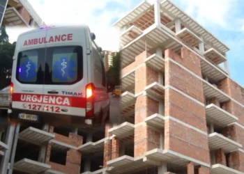 TRAGJIKE në vend/ 57-vjeçari bie për vd*kje nga pallati në ndërtim!