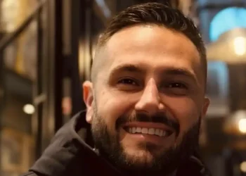 Xhensila dhe Ledri kapen mat duke u puthur/ Vjen reagimi i Bes Kallakut