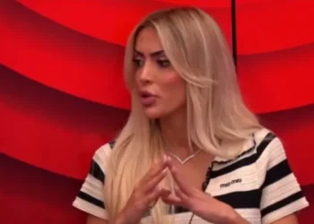 Rrjeti po zien/ Brikena kapet nga kamerat duke v*dhur sendet e Selinës?! (Video)