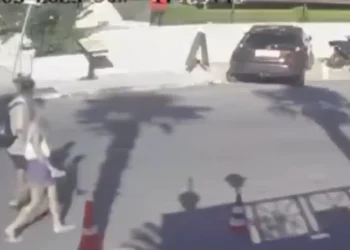 VIDEO/ Makina merr zvarrë çiftin në Sarandë, pamjet tronditëse publikohen në rrjet