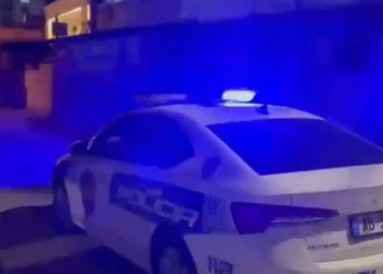 Gruaja vd*s pasi bie nga pallati, trupi i pajetë prej orësh në vendngjarje (Video)