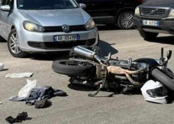 Aksident i rëndë në vend! Makina përplaset me motomjetin, një person…
