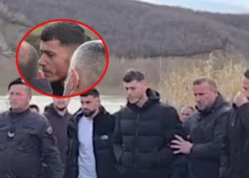 Momente drithëruese! Pas 1 muaji trupi i Jurgenit gjendet dhe nxirret nga uji, i vëllai shpërthen në lot e britma