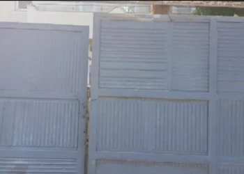 Ngjarje tragjike në Tiranë! E zuri porta poshtë, humb jetën roja i punësuar