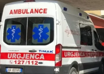 E rëndë/ 18-vjeçari humb ndjenjat brenda në klasë dhe transportohet me urgjencë në spital
