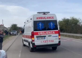 Tronditëse në vend! Gruaja hidhet nga kati i tretë i pallatit, humb jetën