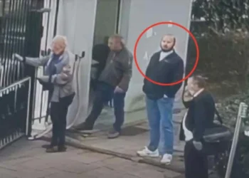 ‘Ti nuk je vr*sës, vr*sës është…’ Shkrimi për Elvisin që po bënë NAMIN në rrjet