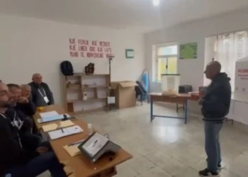 Dy orë pa asnjë votues në Dukat, edhe ai që erdhi, harroi kartën e identitetit: Nuk kam fuqi të vij … (Video)