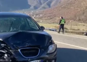 Aksiden i frikshëm në vend! Dy makina bëhen copash, thuhet se 2 persona…
