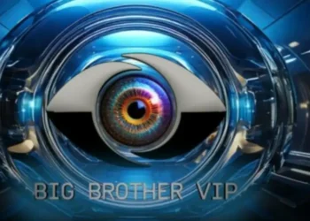 Pamjet virale/ Banori kap prej fyti Brikenën dhe kërkon ta puthë (Video)